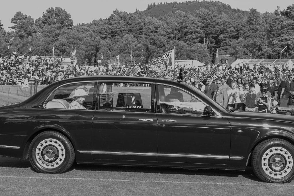 Sa Majesté la Reine d'Angleterre arrivant aux Hightlands Games
