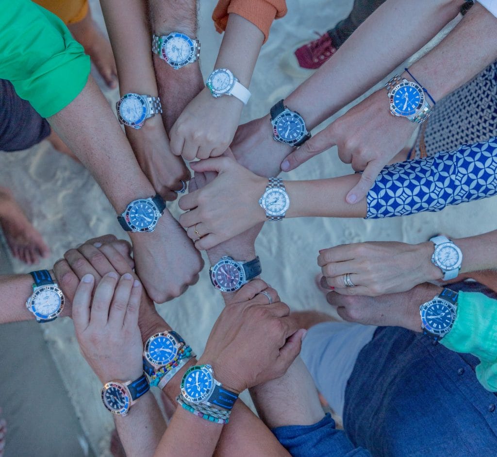 Un wristshot convivial pour exprimer son adhésion au projet Manta Trust