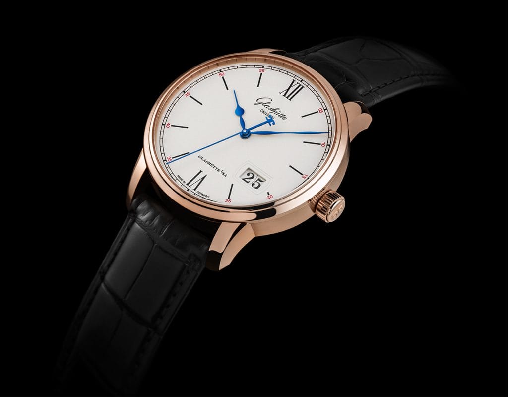 La Senator Excellence Panorama Date est disponible en boîtier or rose ou acier