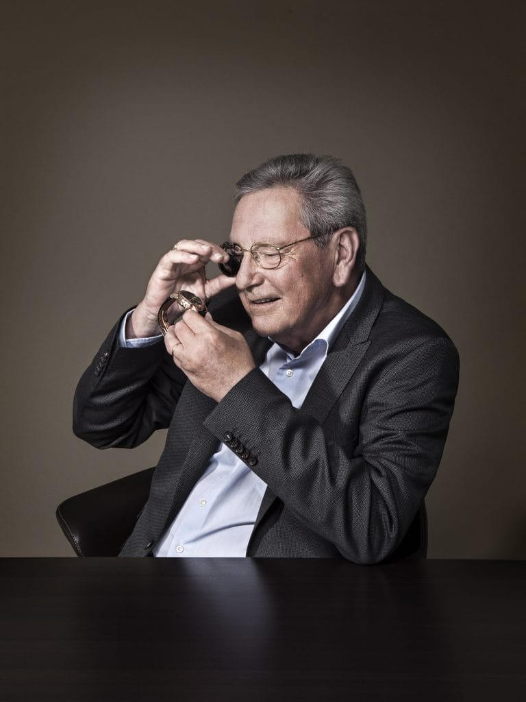 Monsieur Roger Dubuis, loupe à l'oeil