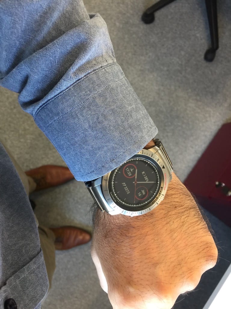 La Garmin Fénix Chronos se porte très bien de manière un peu plus habillée