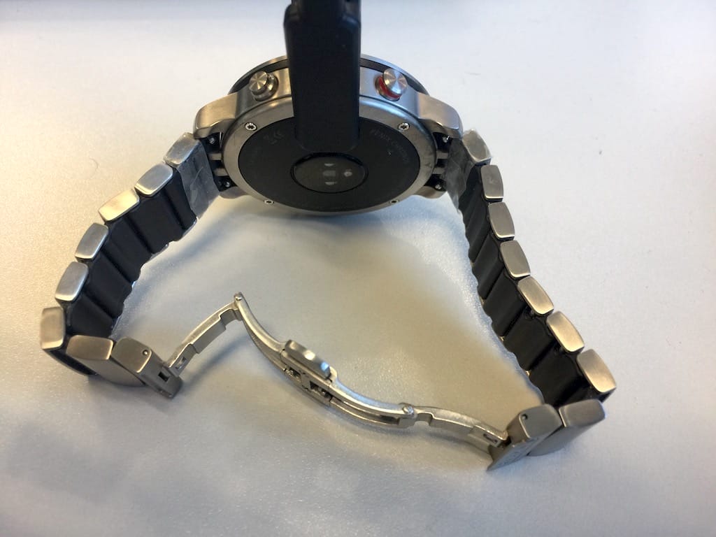 La pince de recharge. De l'autre côté, c'est un simple câble USB qui se connecte partout.