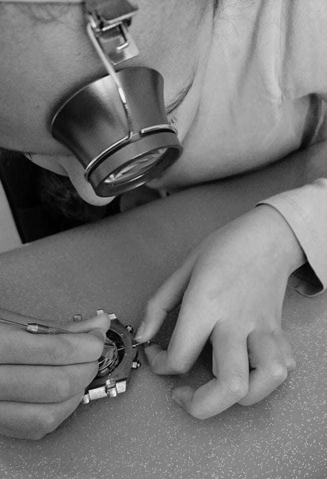 Edouard initie sa jeune fille à l'horlogerie