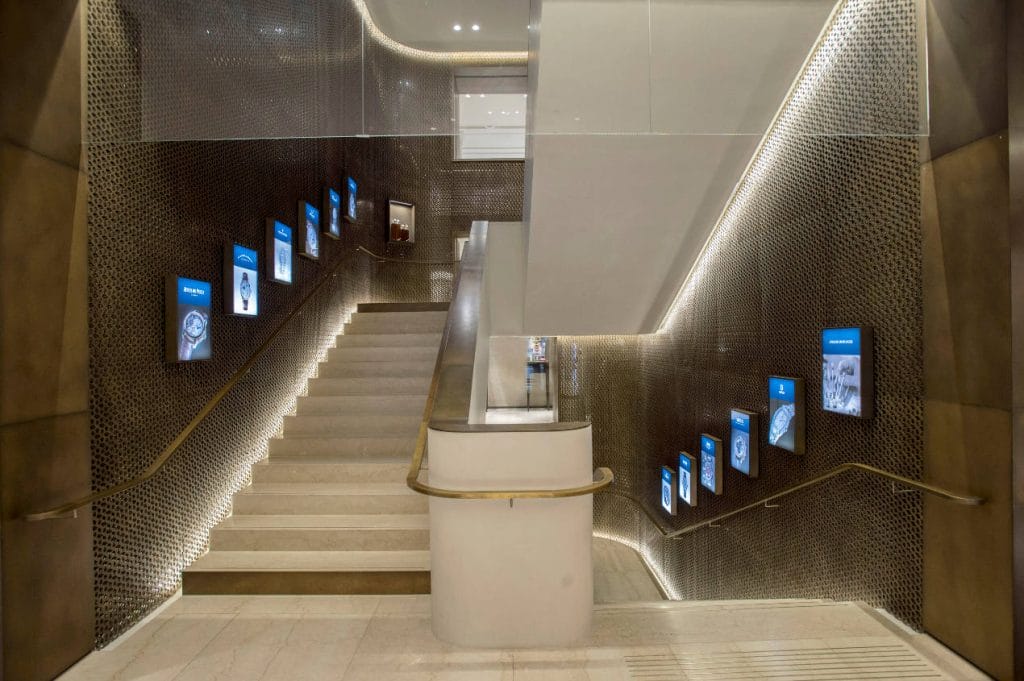 L'escalier monumental et unique de la boutique