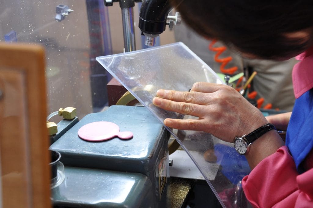 Le travail manuel sur les facettes des index sur une Grand Seiko