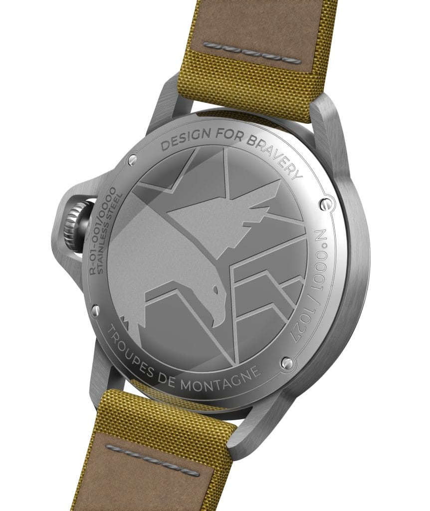 Le fond gravé bombé est une interprétation moderne des fonds de boite des montres de poche des poilus.