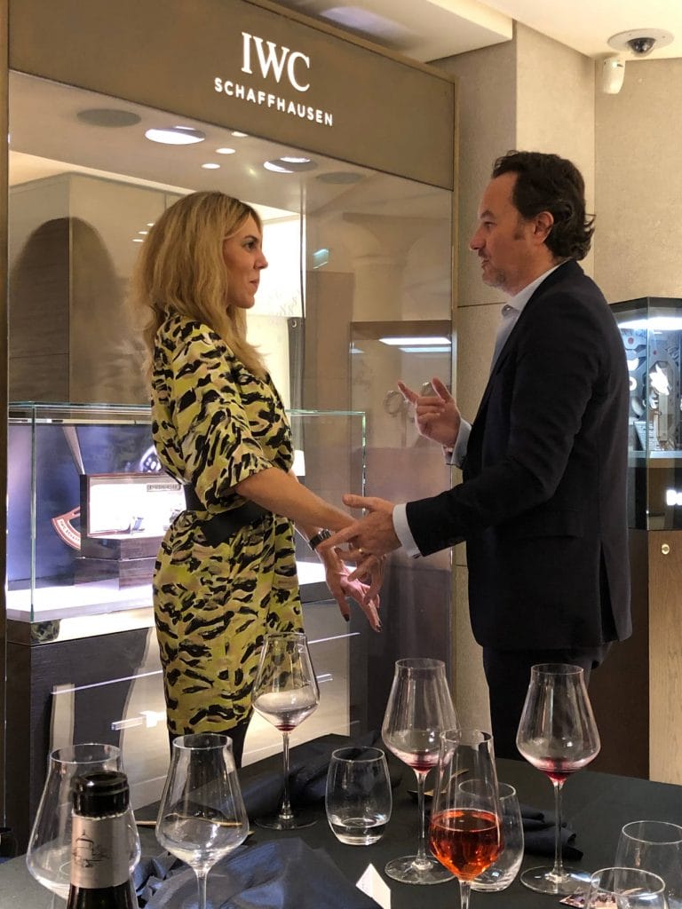 Sorana Ionescu, représentant Girard-Perregaux, hypnotisée par Jean-Luc Bertrand