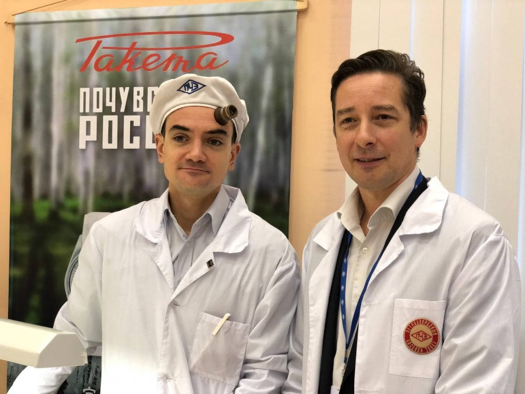 David Henderson-Stewart (à droite) incarne ce réveil de l'horlogerie russe. Ici avec Xavier Giraudet (à gauche), horloger français.