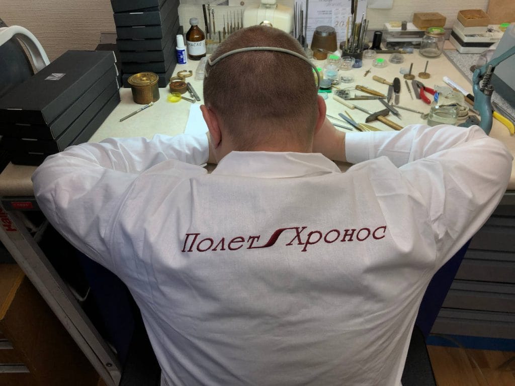 Horloger de l'atelier Poljot au travail