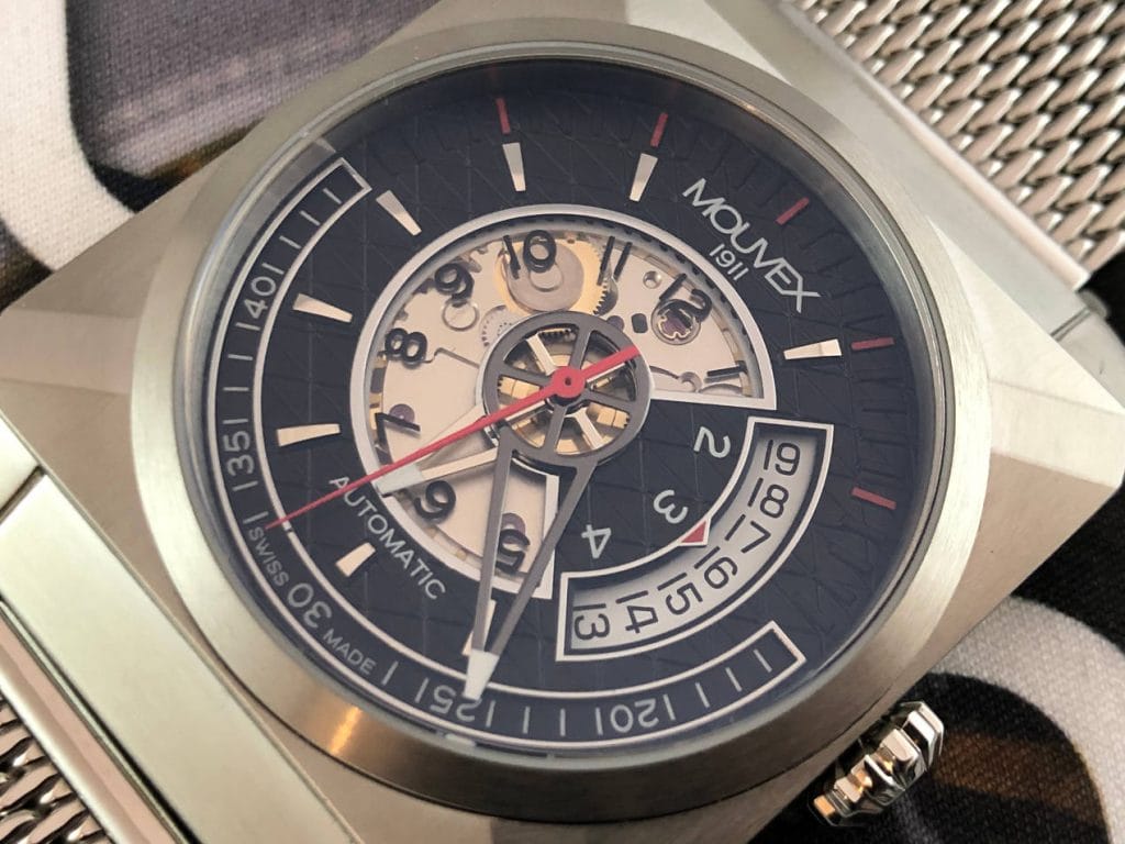 Un cadran ajouré très travaillé aux lignes subtiles et modernes