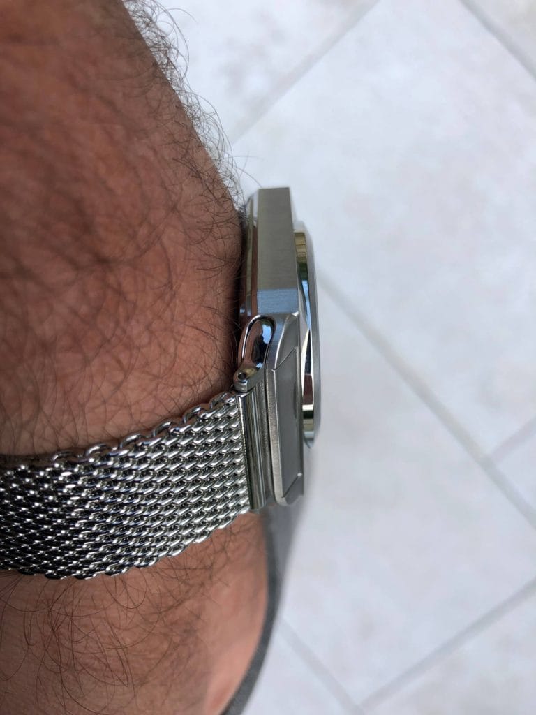 Le détail des finitions avec cette carrure au polissage alternatif brossé et poli miroir