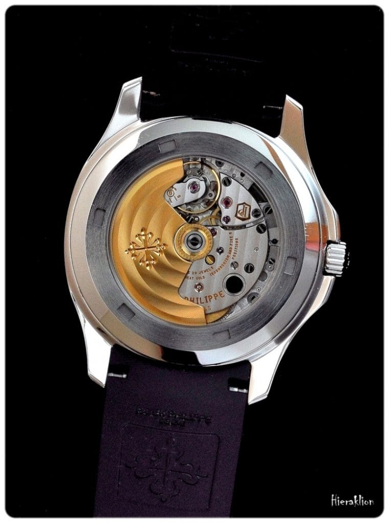 Vue sur le mouvement à travers le fond saphir