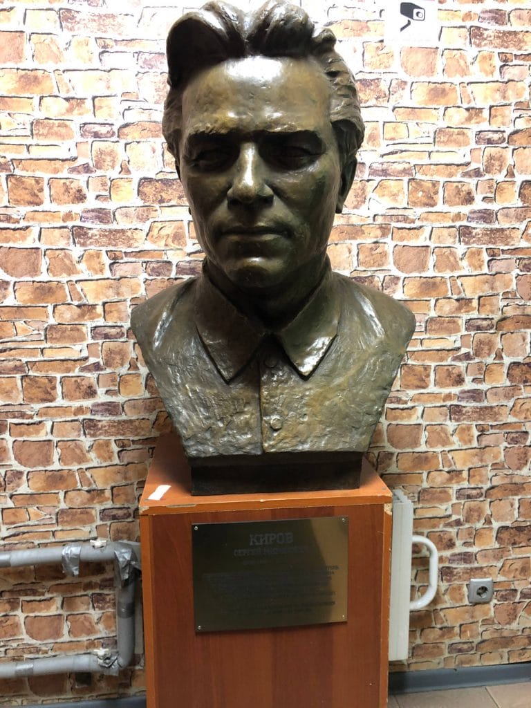 Ce buste vous accueille à l'entrée des ateliers Poljot.