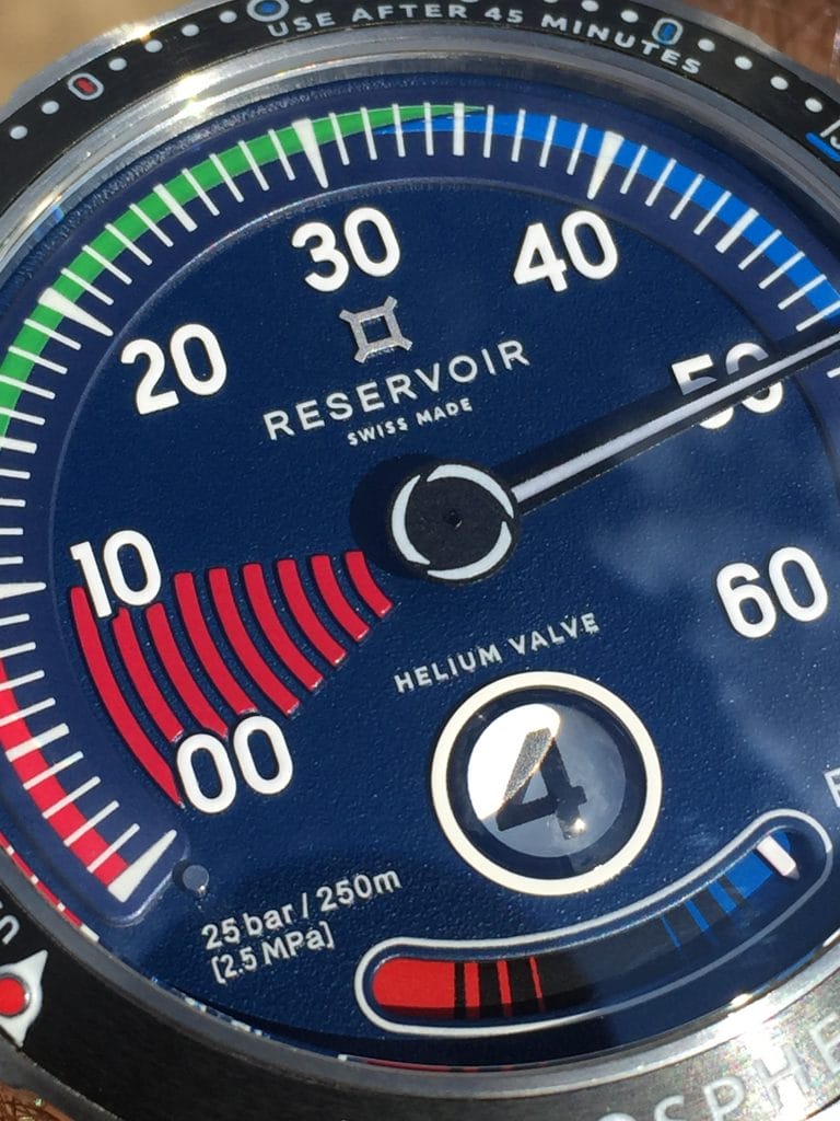 Le cadran texturé et coloré fourmille de détails et de reliefs. Un régal !