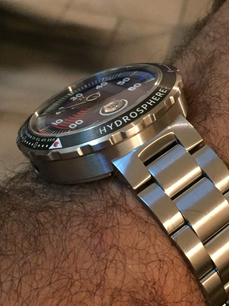 Le bracelet acier de belle facture est confortable et la boucle déployante micrométrique très pratique.