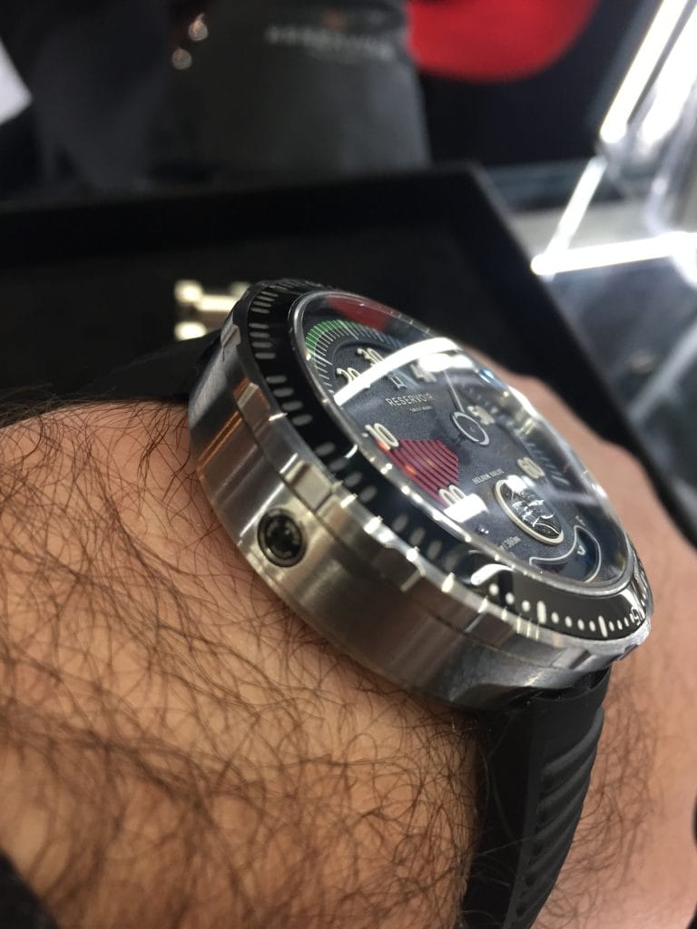 La valve à hélium située à 9h ajoute une petite touche techno.