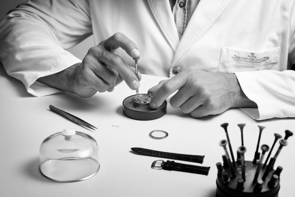 Glissez vous dans la peau d'un horloger Jaeger-LeCoultre le temps d'un Master Class inoubliable.