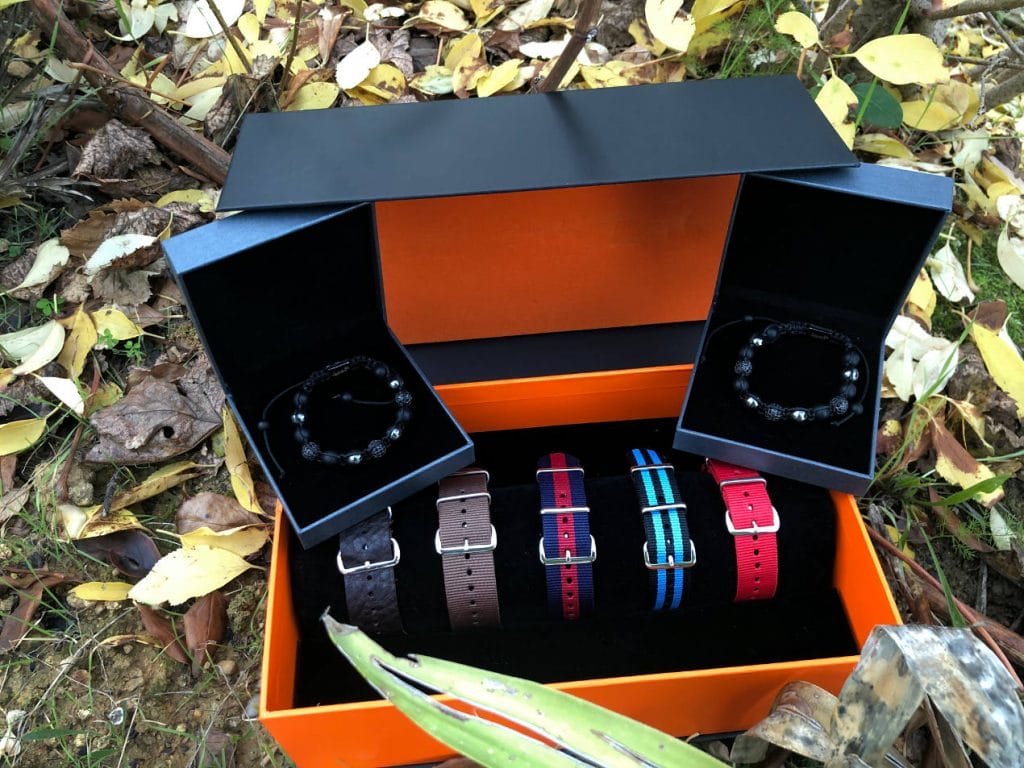 Deux bracelets Shamballa et 5 NATO signés Objectif Horlogerie