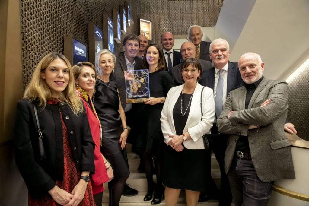 Sophie Garric (Directrice Générale France de Jaeger-LeCoultre) et Nathalie Célia Koch-Chevalier (Directrice Générale de Bucherer France), entourées des membres du jury.
De gauche à droite: Sorana Ionascu (Directrice marketing & communication de Girard -Perregaux), Carole Huyvenaar (Rédacteur en chef de Men’s Up TV), Karine Montagut (Client Bucherer), Stephan Ciejka (Directeur de la rédaction et rédacteur en chef de La Revue des montres), Sébastien Bouschon (Directeur France, UK & Benelux de Girard-Perregaux), Thierry Gasquez (Président fondateur de Passion Horlogère, de Montres et Tendance, et d’Artistes du Temps), Jean-Jacques Weber (Président de la Fédération de l’horlogerie), Didier Bévillon (Administrateur de la Fédération de l’horlogerie), Jean-Philippe Tarot (Fondateur et rédacteur en chef de Montres de luxe), Thierry Castagna (Président fondateur de La Cote des montres, délégué France de la Fondation de la haute horlogerie).