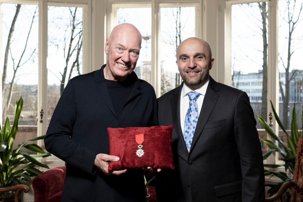Jean-Claude Biver reçoit les insignes de Chevalier de l’Ordre National de la Légion d’honneur des mains de l'Ambassadeur de France en Suisse.