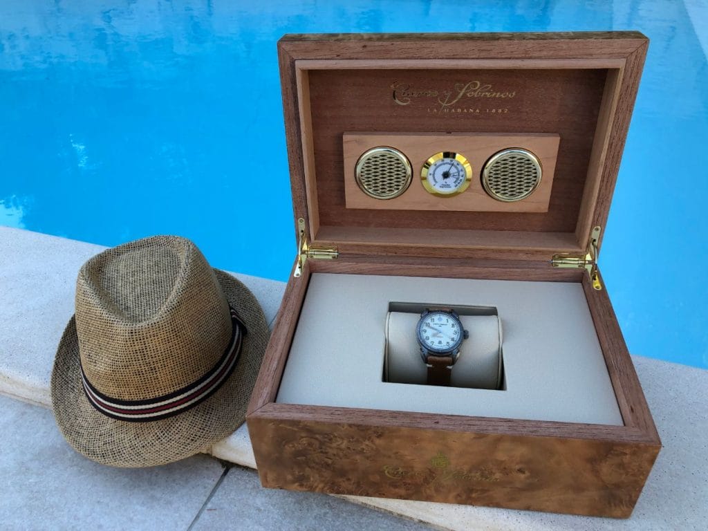 La montre dans son superbe écrin de type cave à cigares
