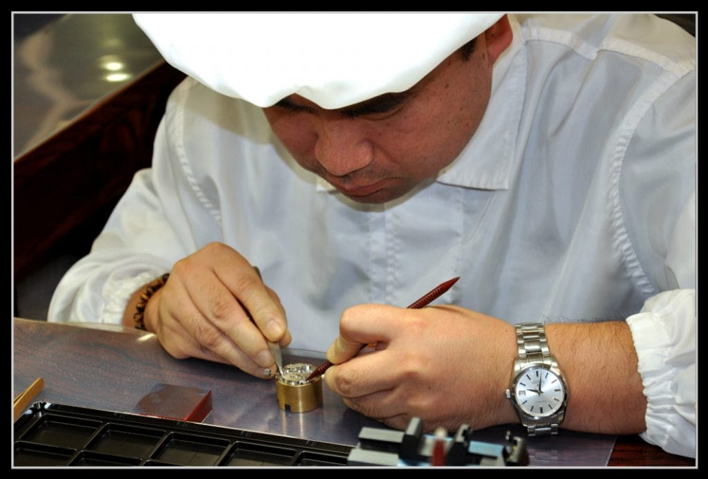 Le Maître-horloger assemble 100% du mouvement.