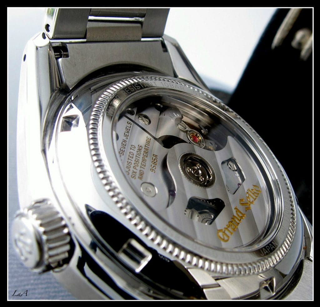 Le fond de boîte ouvert sur un Saphir transparent.