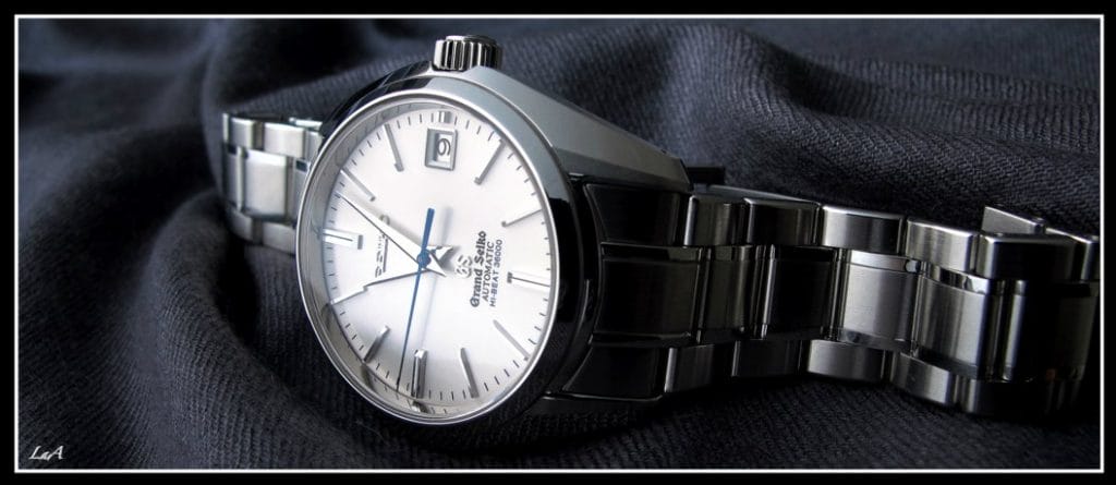 La composition du bracelet alterne les polis brossés et polis miroir.