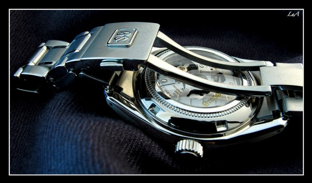 Vue sur la boucle déployante et sur le fond saphir laissant apparaître le superbe mouvement 9S85