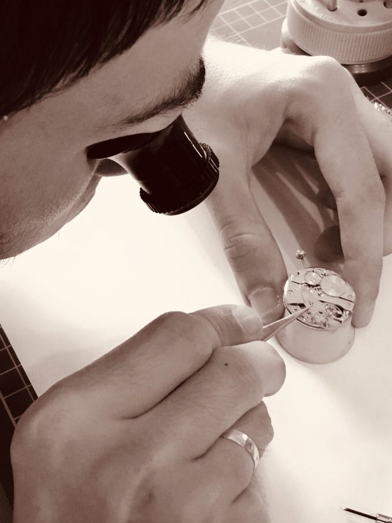 L'horloger à l'établi