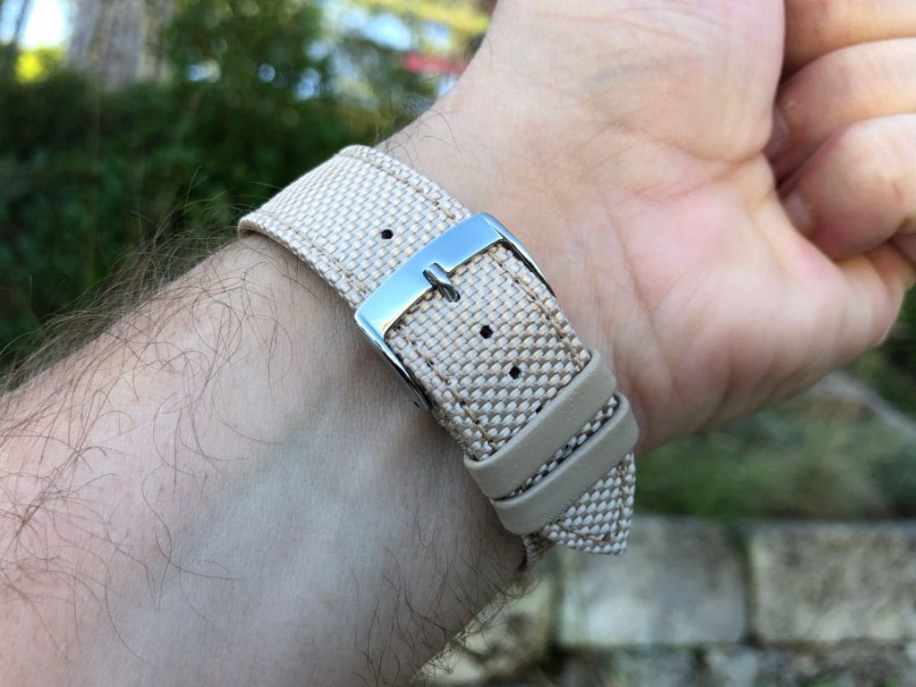 Passants en cuir et boucle ardillon en acier