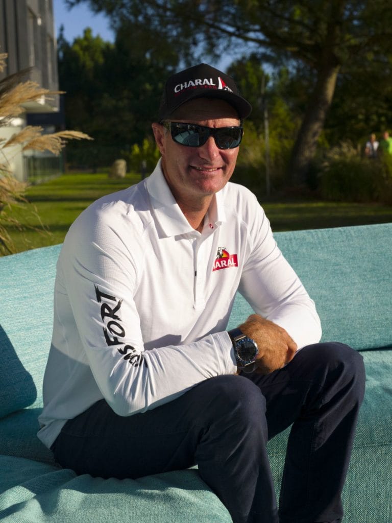 Jérémie Bayou porte sa Garmin MARQ Captain à la ville comme sur l'eau