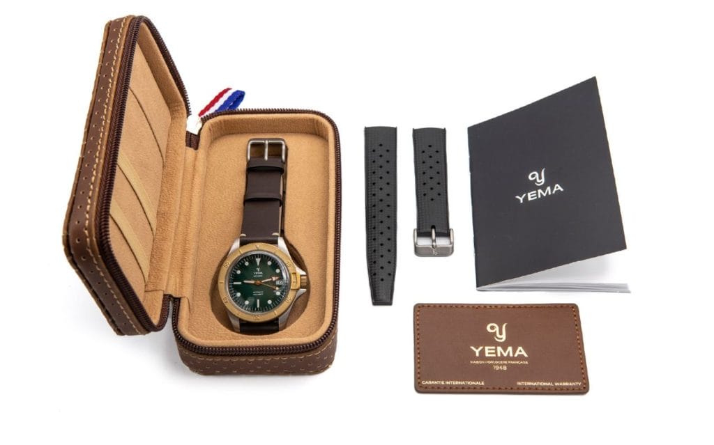 Le contenu de l'écrin de la Superman Steel Bronze Green