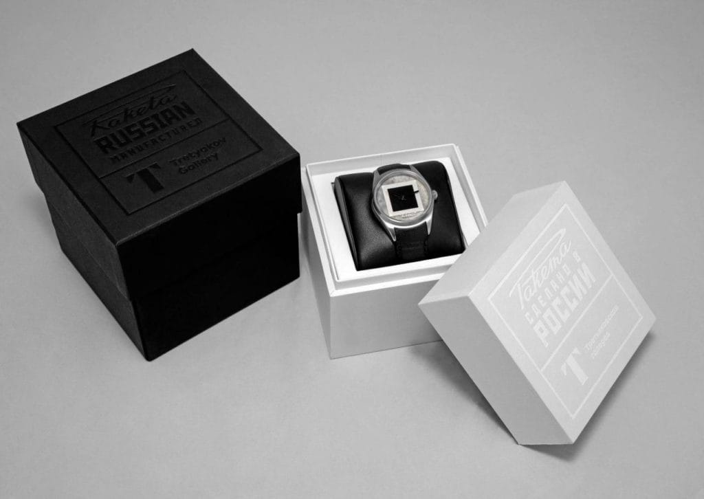 La montre est présentée dans un écrin sobre, simple, et efficace