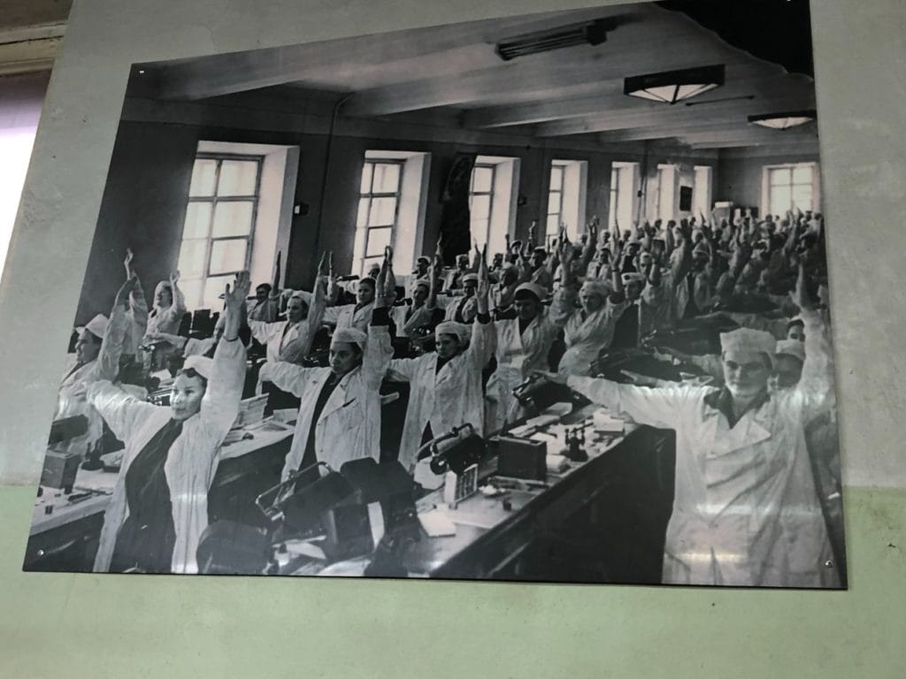 Les ouvriers de l'époque communiste pratiquant la gym avant de travailler