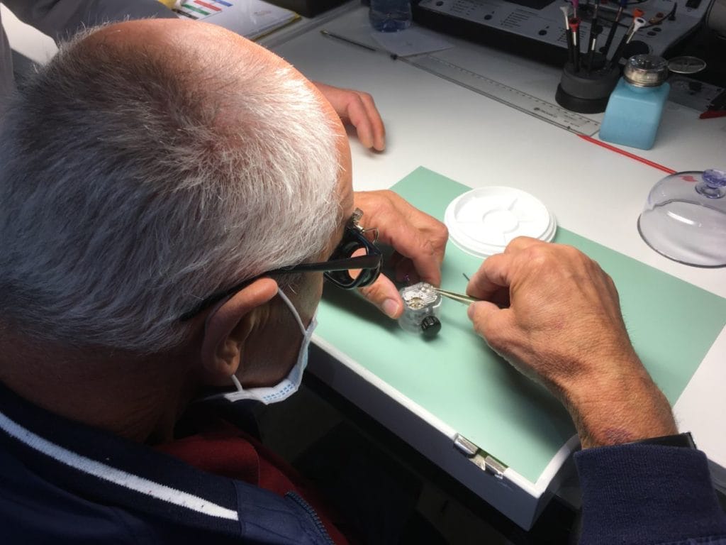 Claude passe pour la première fois à l'établi d'horloger