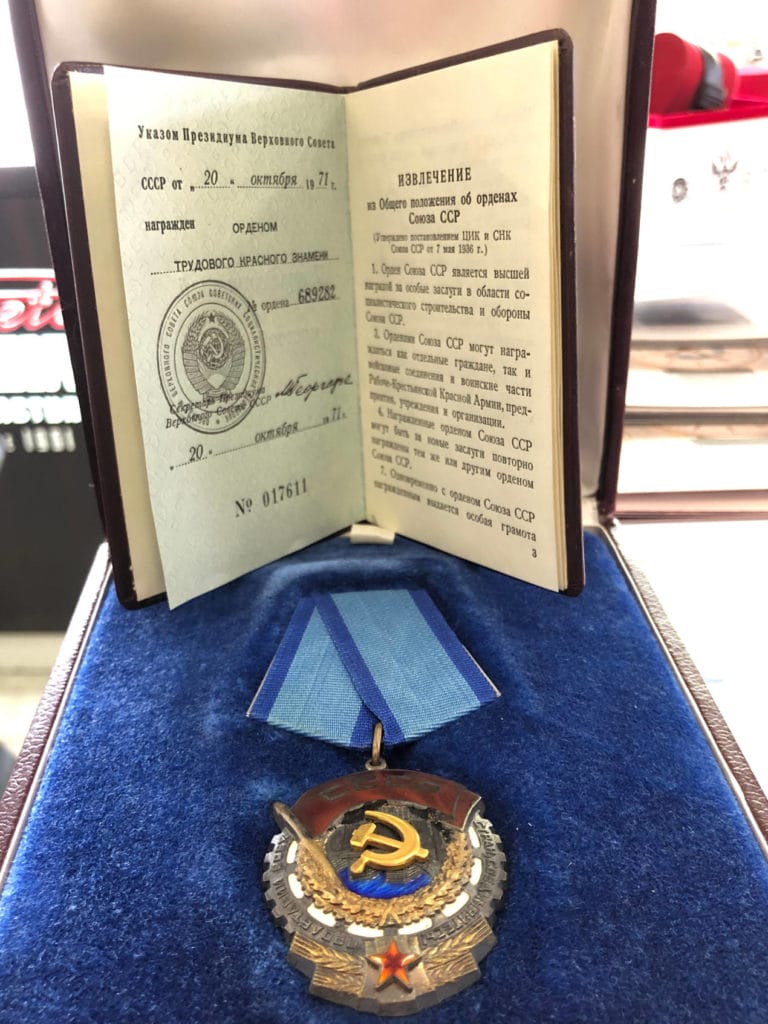 L'Ordre du Travail Rouge obtenu par Raketa en 1971 pour l'automatisation de la Manufacture