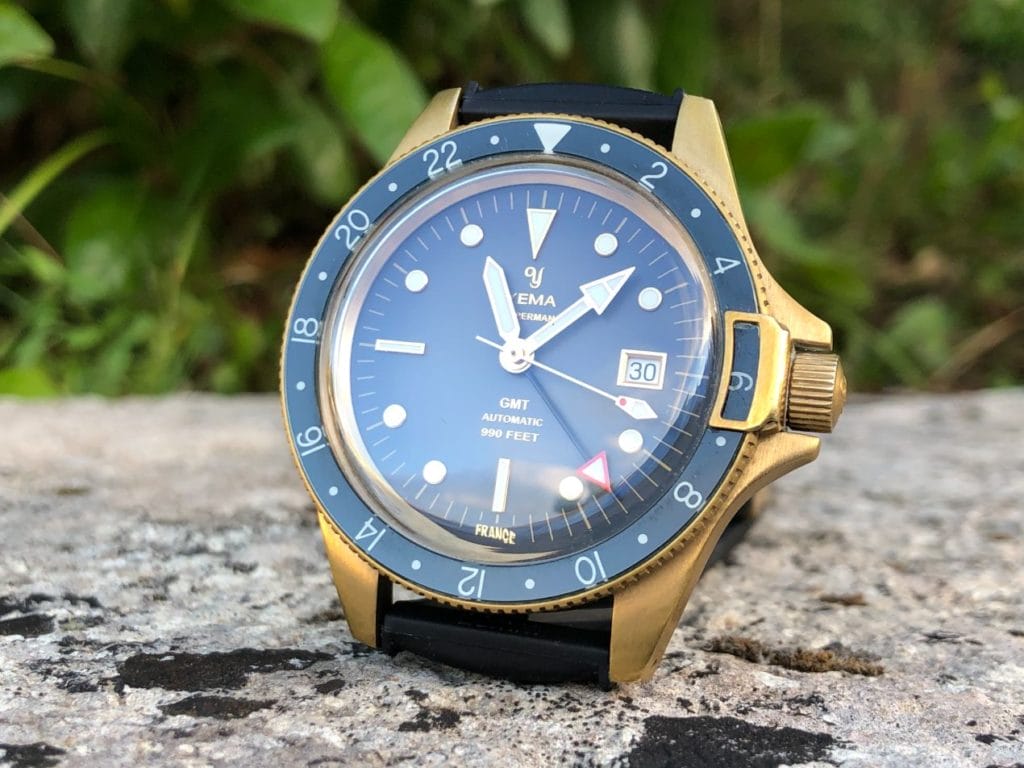 Selon la lumière, la Superman GMT Bronze Black paraîtra plus ou moins sombre