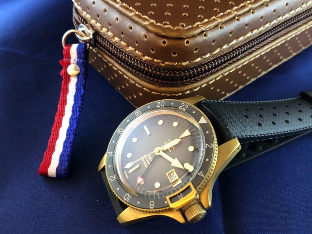 Un étui de voyage accompagne la Yema Superman GMT Bronze Black
