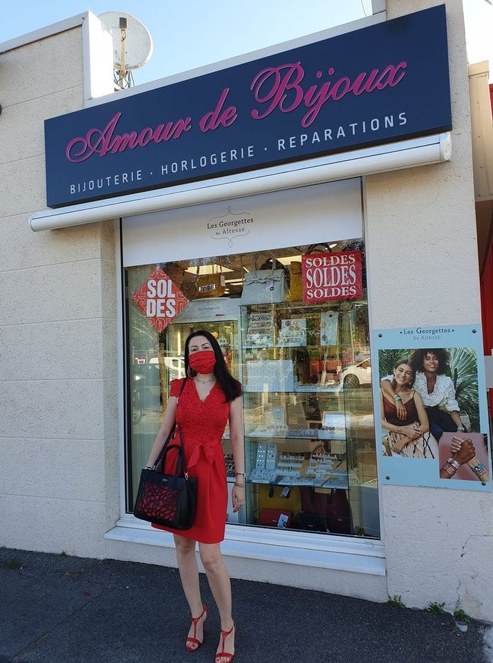 Christelle Cariou devant son commerce, à Ingré (45)