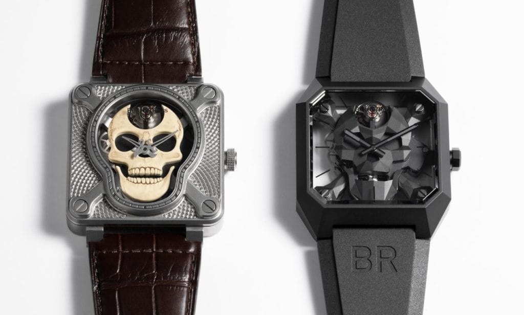 Lancée un an après la Laughing Skull White (à gauche), la nouvelle BR 01 Cyber Skull (à droite) réinterprête les codes esthétiques des montres Bell & Ross à tête de mort.