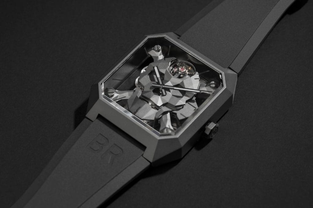 Par ses pans coupés, ses arêtes vives et ses multiples facettes, la BR 01 Cyber Skull réunit les univers militaire, artistique, philosophique et horloger.