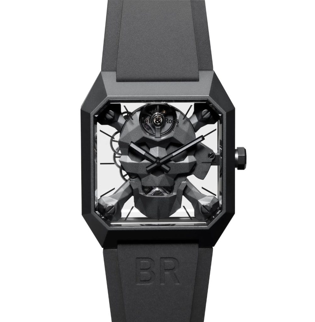 Le boîtier noir mat en céramique accueille un mouvement mécanique à remontage manuel qui semble léviter sous le cadran transparent.