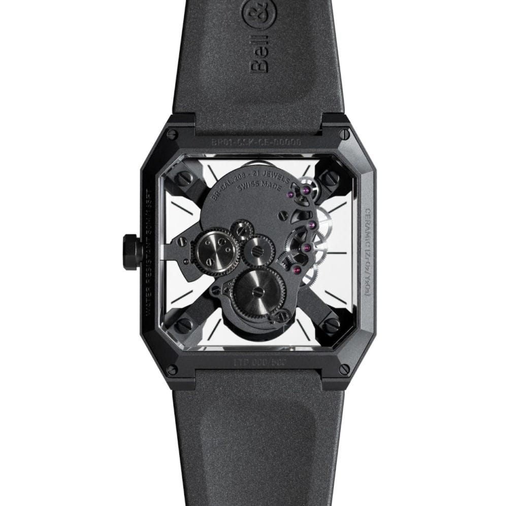 Le fond saphir permet d’observer comment le calibre BR-CAL.206 parvient à se dissimuler sous le crâne en épousant ses formes.