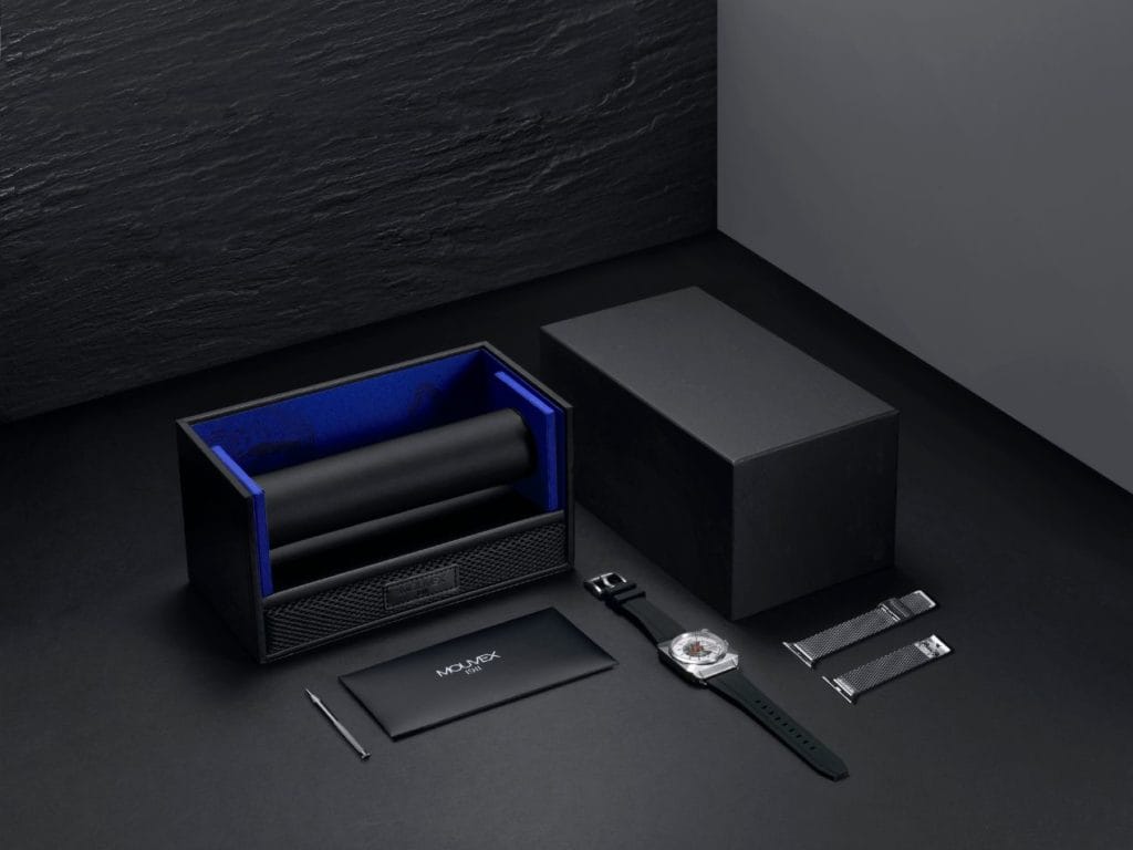 695 € la montre + l'écrin réutilisable + un bracelet + un étui de transport... Imbattable !