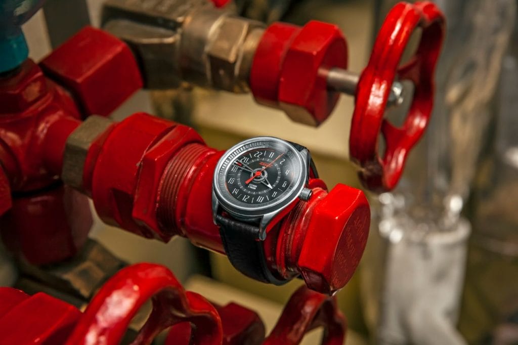 La lunette de la montre Raketa Leopard 24 est issue de la coque d’un sous-marin russe.