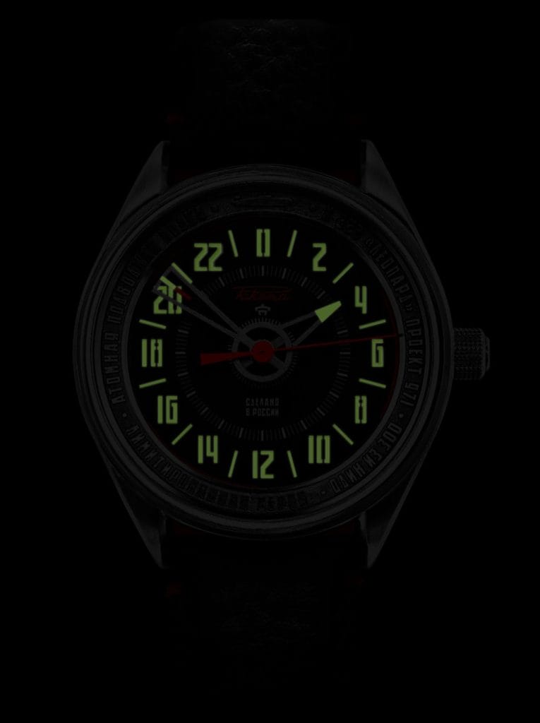 Les aiguilles, les chiffres et les index luminescents permettent de lire l’heure dans l’obscurité.