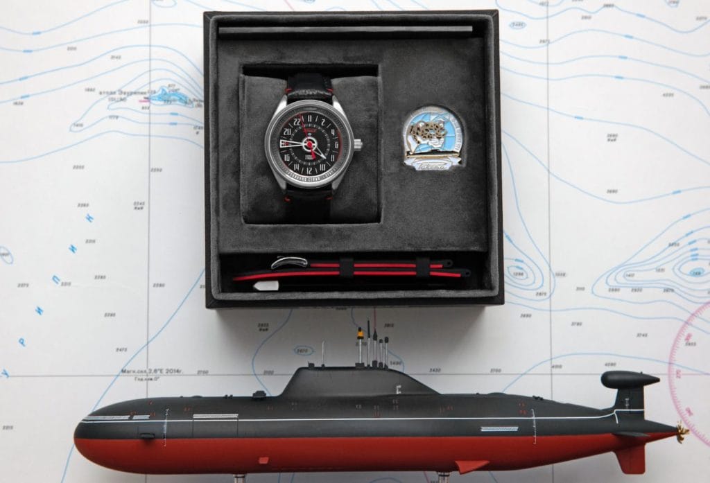 Le noir et le rouge présents sur la coque du Leopard se retrouvent sur la montre Raketa.