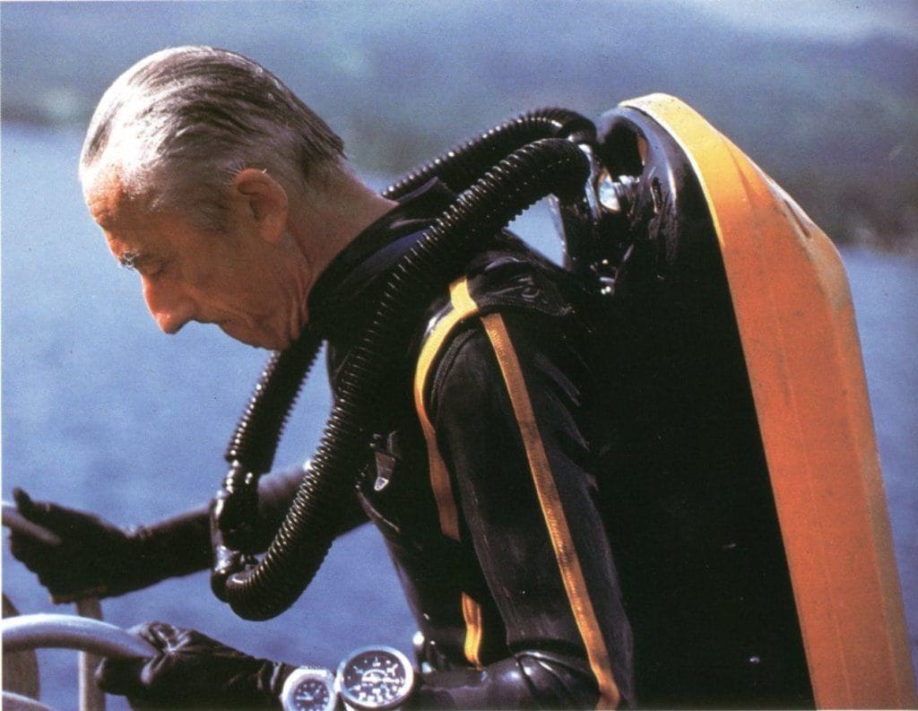 Le commandant Cousteau portant sa Doxa au poignet.