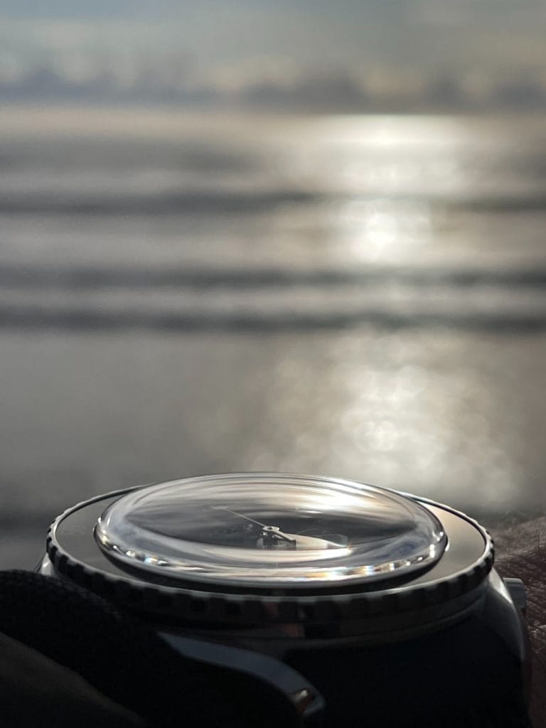 Le saphir bombé donne un côté vintage à la SUB 200 C-GRAPH